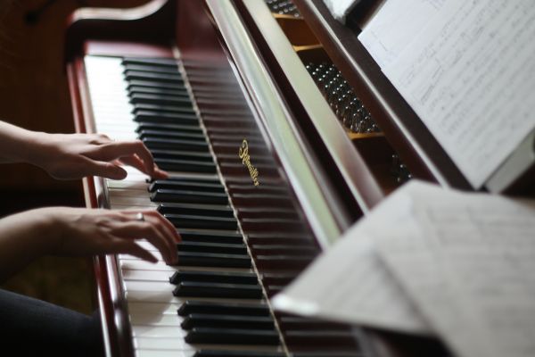 Top 5 écoles de piano à Paris pour progresser rapidement